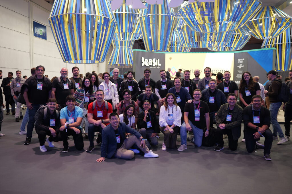 Grupo de participantes da Missão Web Summit 2025 nno estande Brasil.